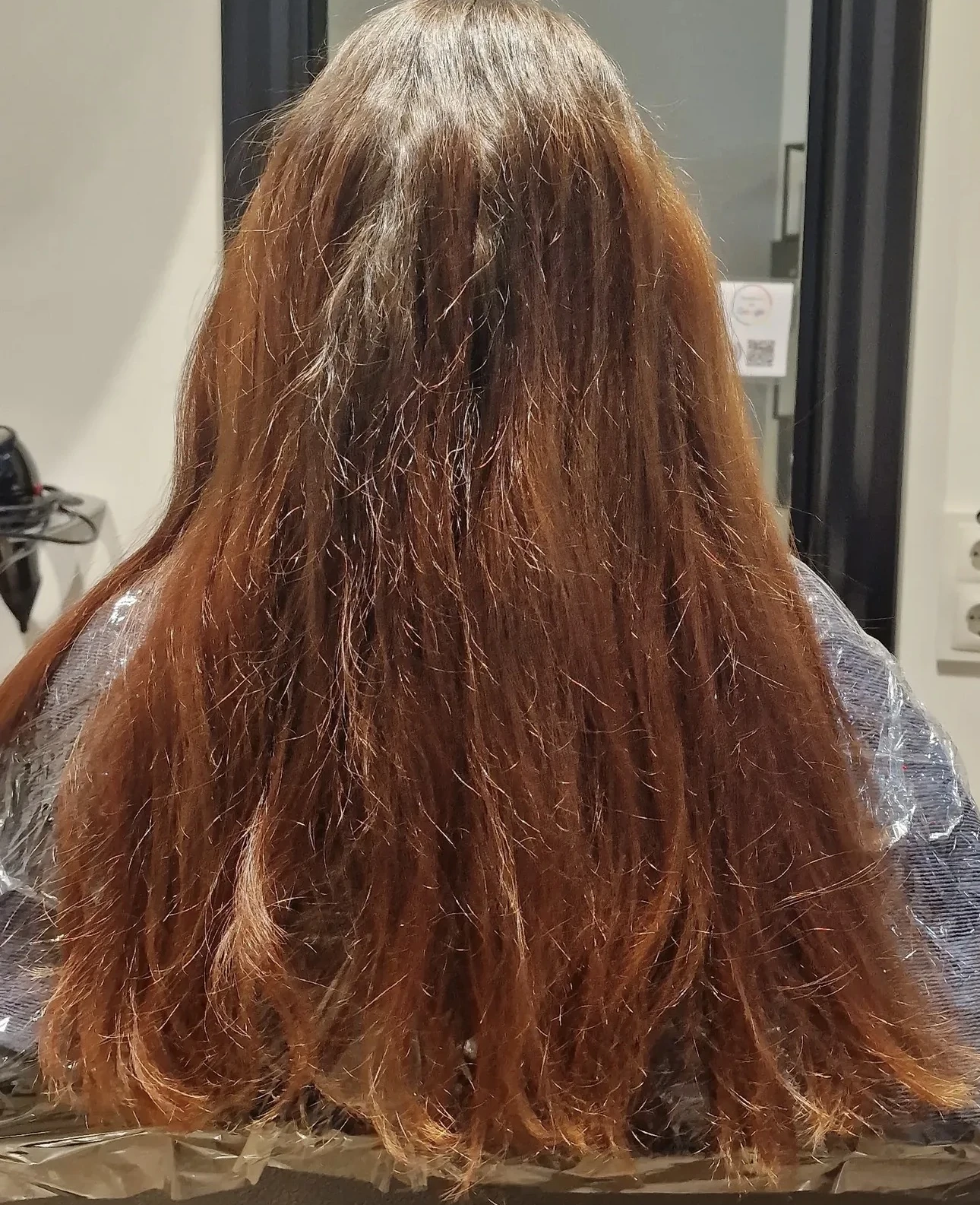 Antes: cabello rojizo largo