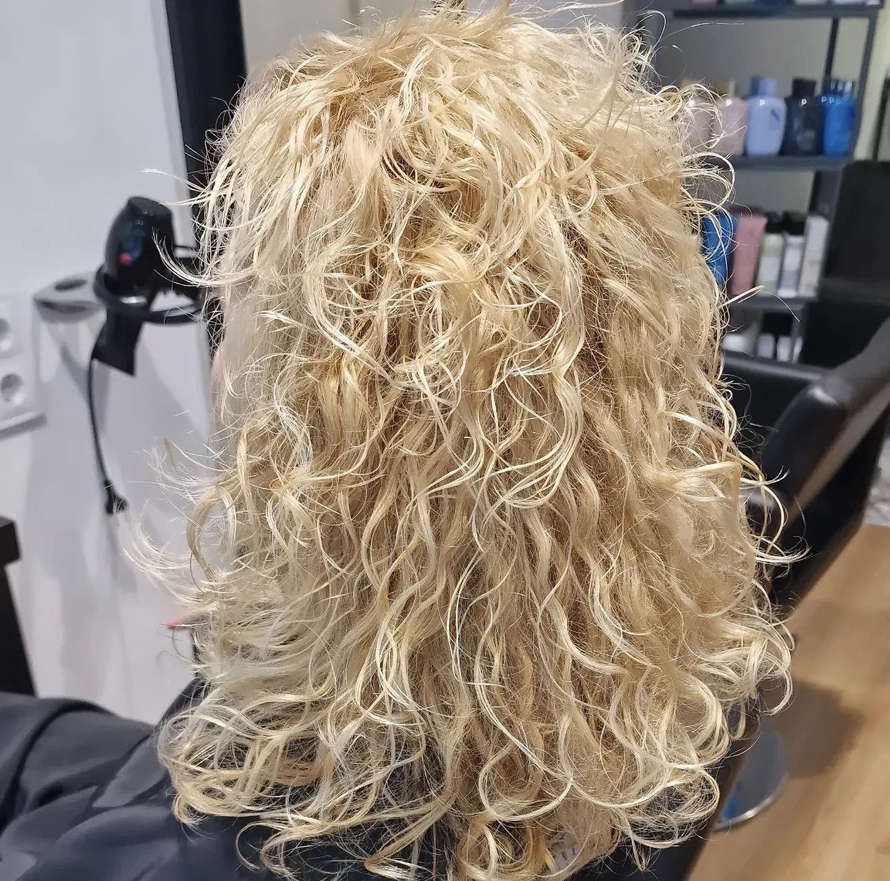 Antes: cabello rubio rizado largo