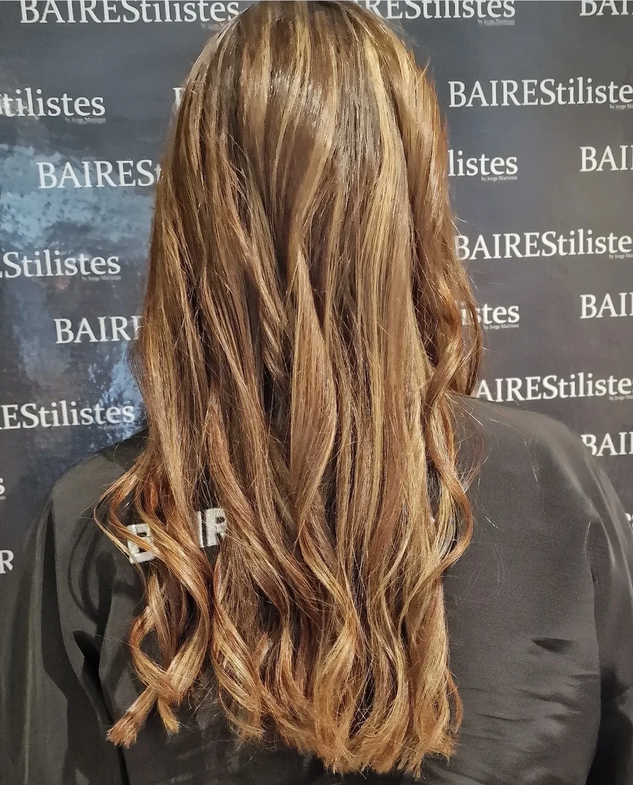 Después: castaño con balayage dorado