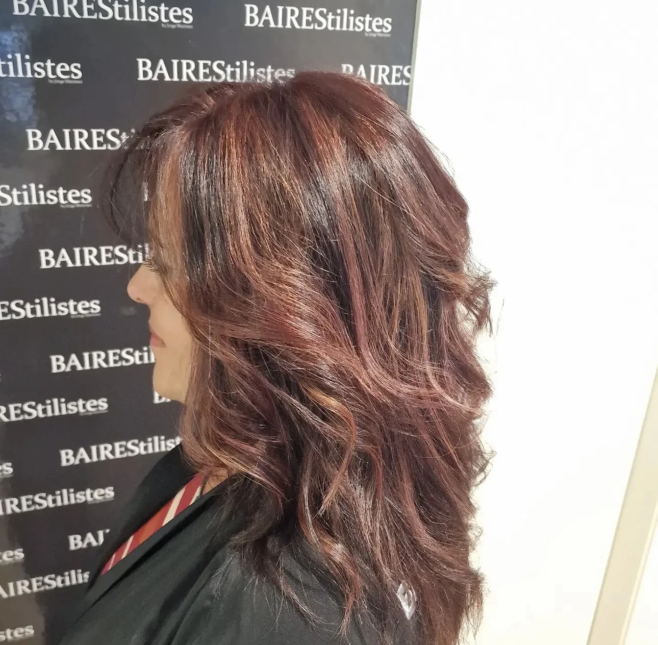 Mechas rojas sobre base castaña