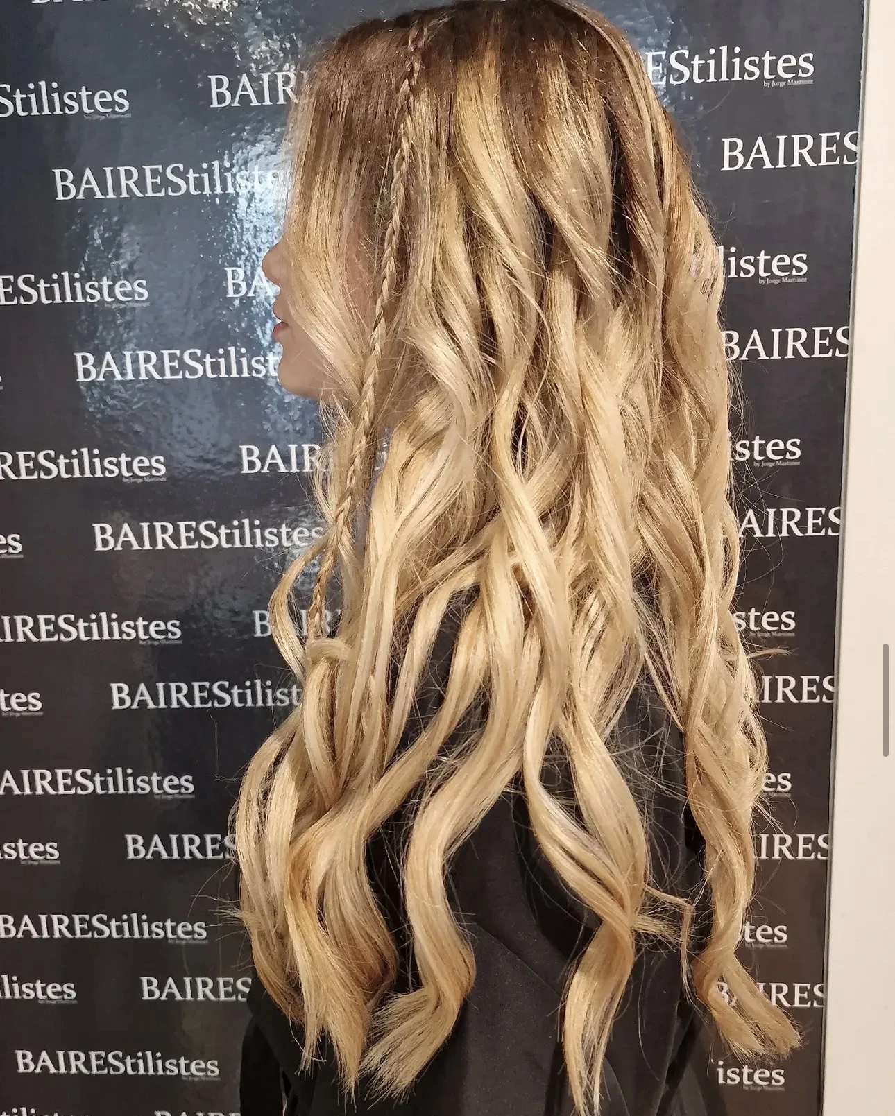 Después: melena rubia larga en ondas